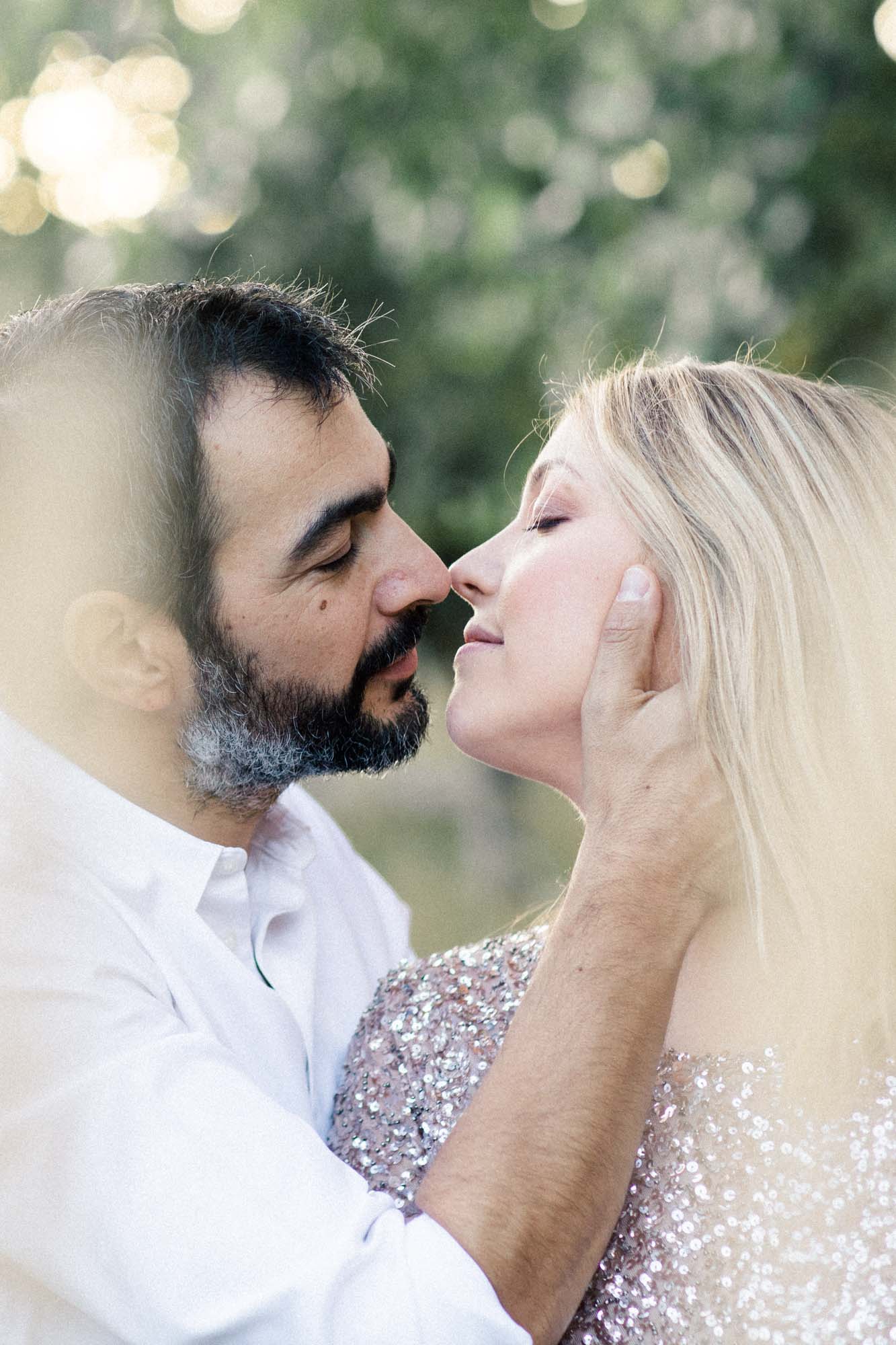 Couple sur le point de s'embrasser, séance grossesse aux Sources de Caudalie