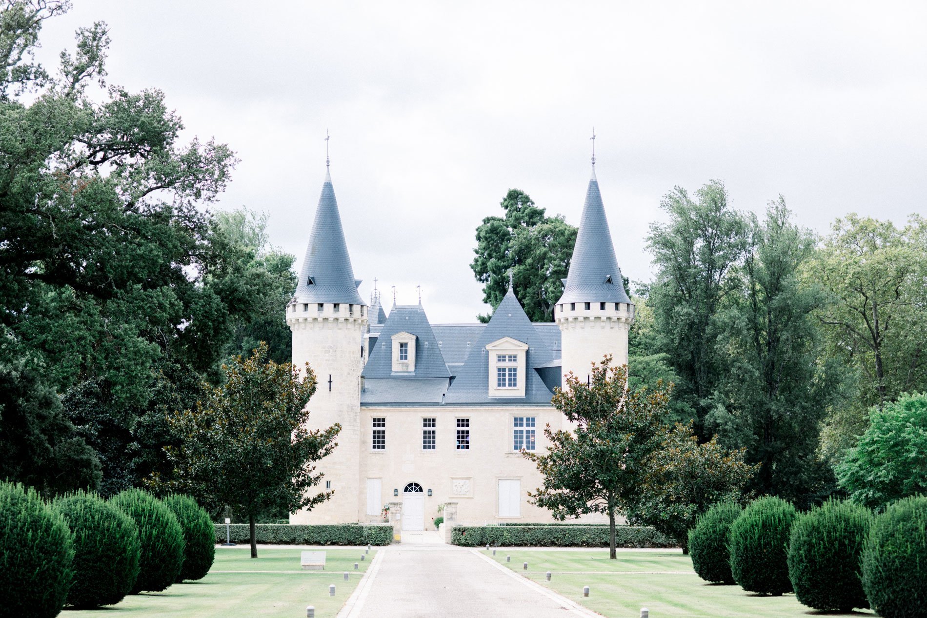 Le Château d'Agassac et ses tourelles au bout de l'allée de buis taillés