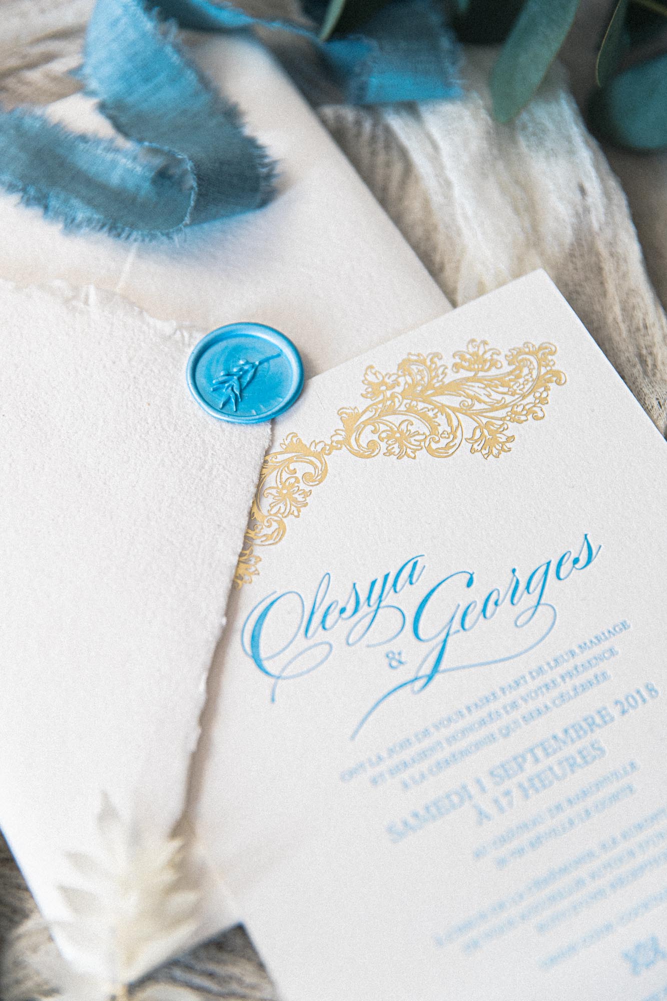 Faire-part calligraphié en bleu et or avec cachet de cire turquoise