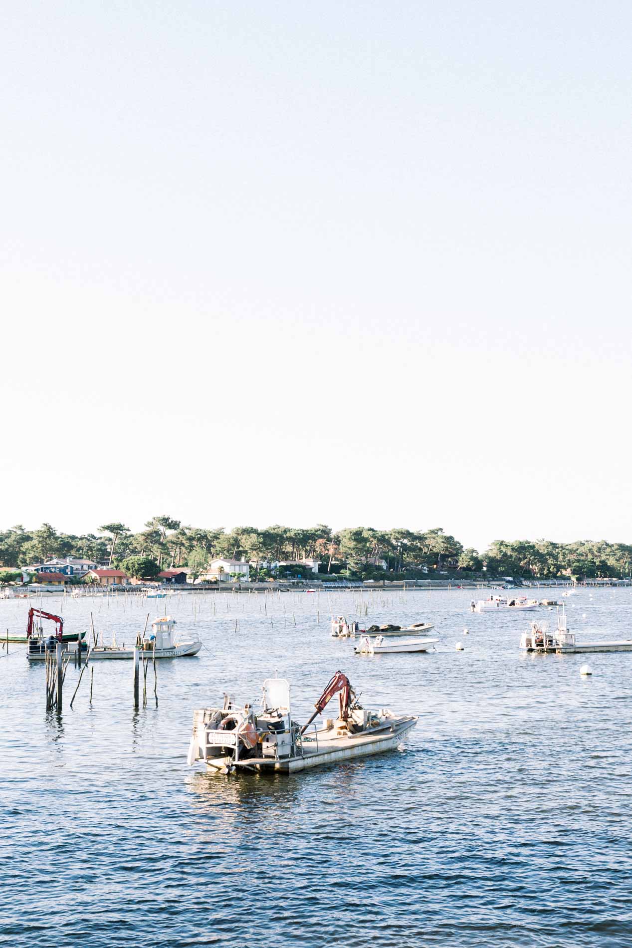 Bateaux au mouillage et cabanes sur le bassin d'Arcachon