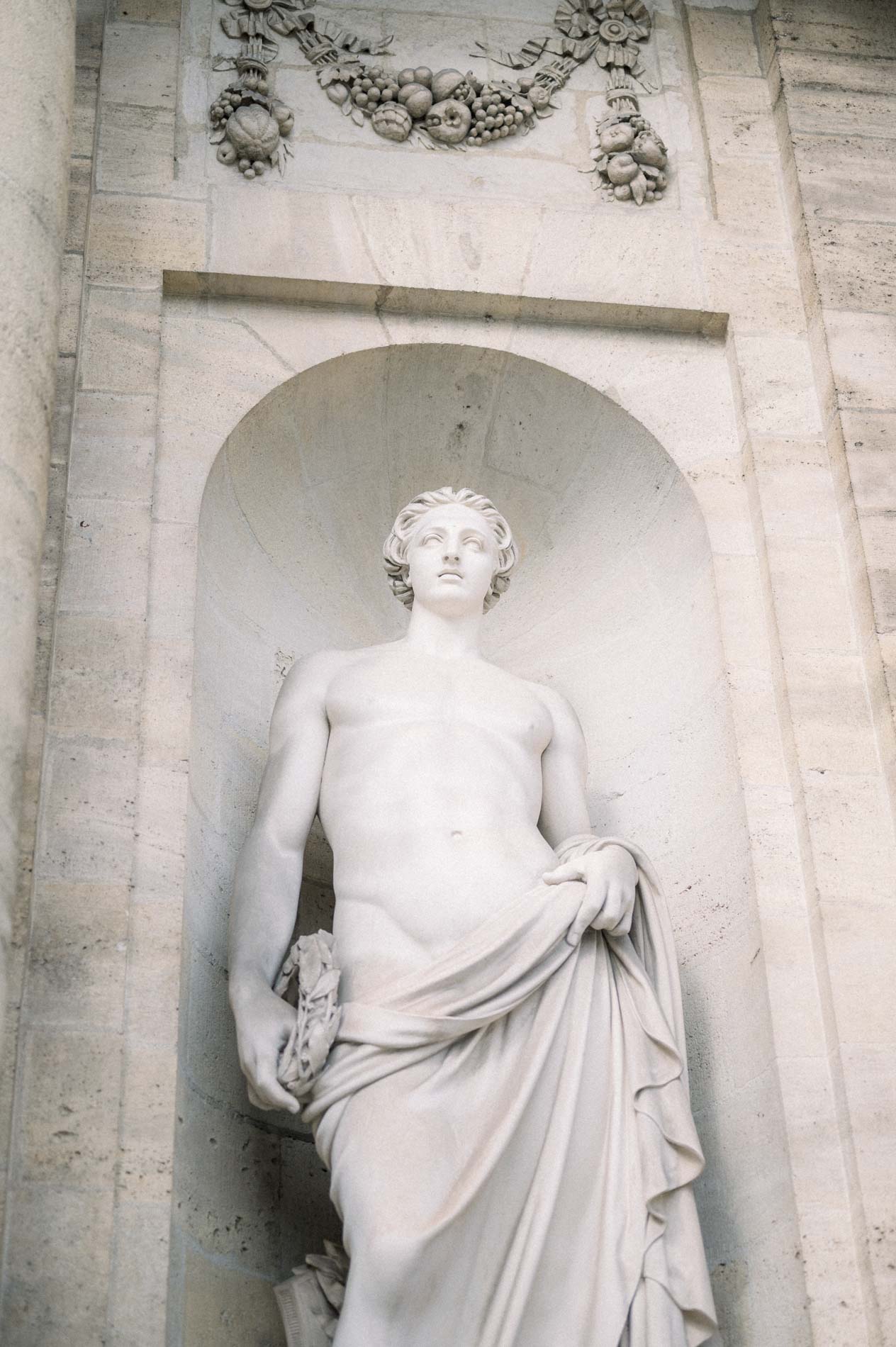 Statue en marbre dans une niche de la cour de la mairie de Bordeaux
