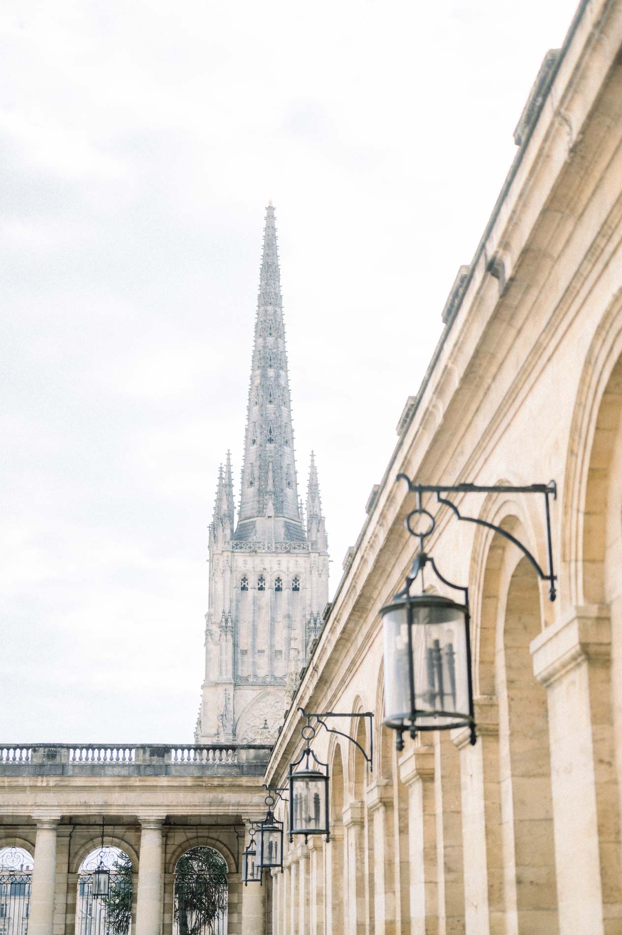 Flèche gothique et lanternes de la colonnade vues depuis la cour de la mairie