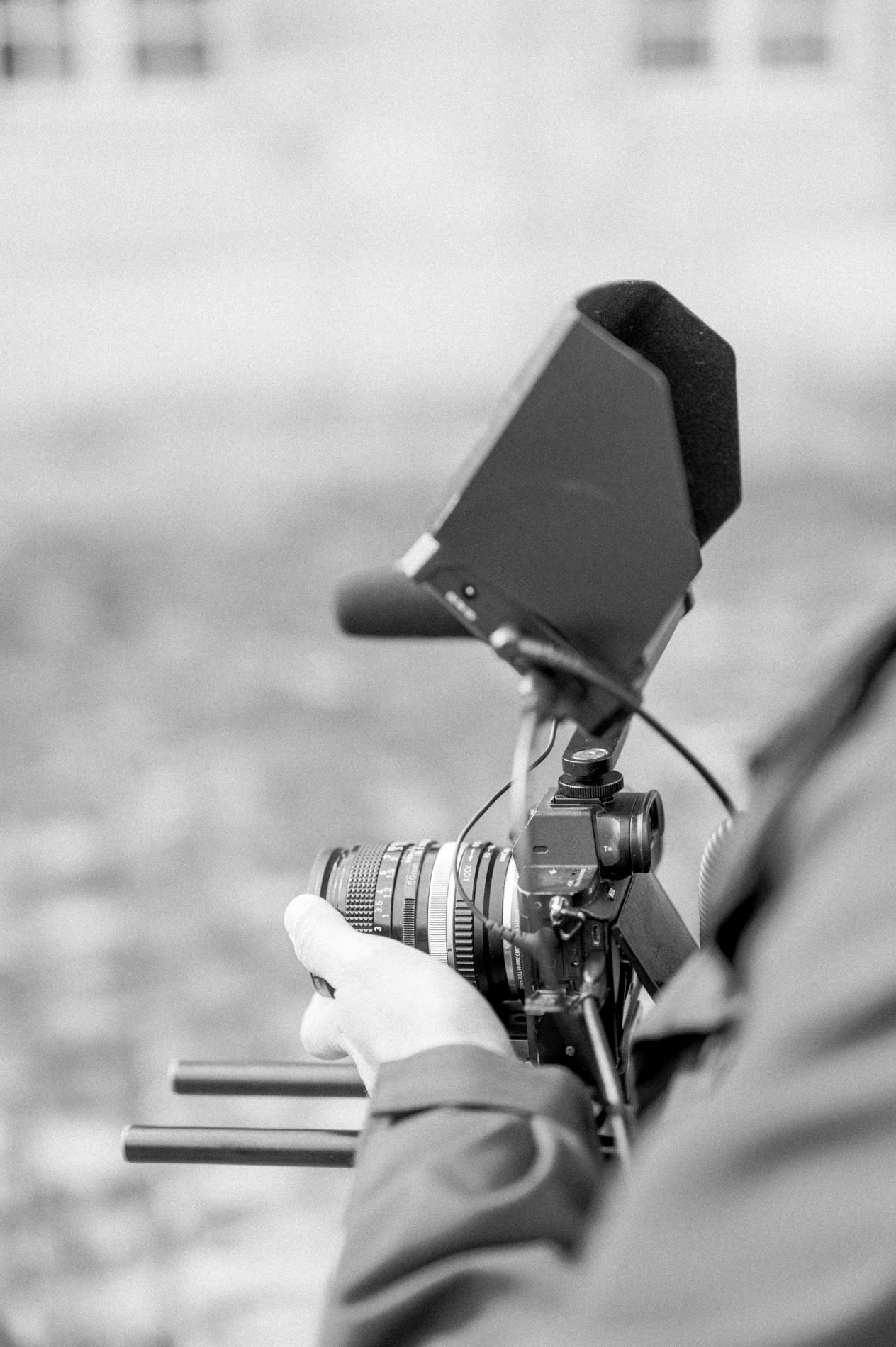 Vidéaste filmant le mariage civil avec sa caméra, en noir et blanc