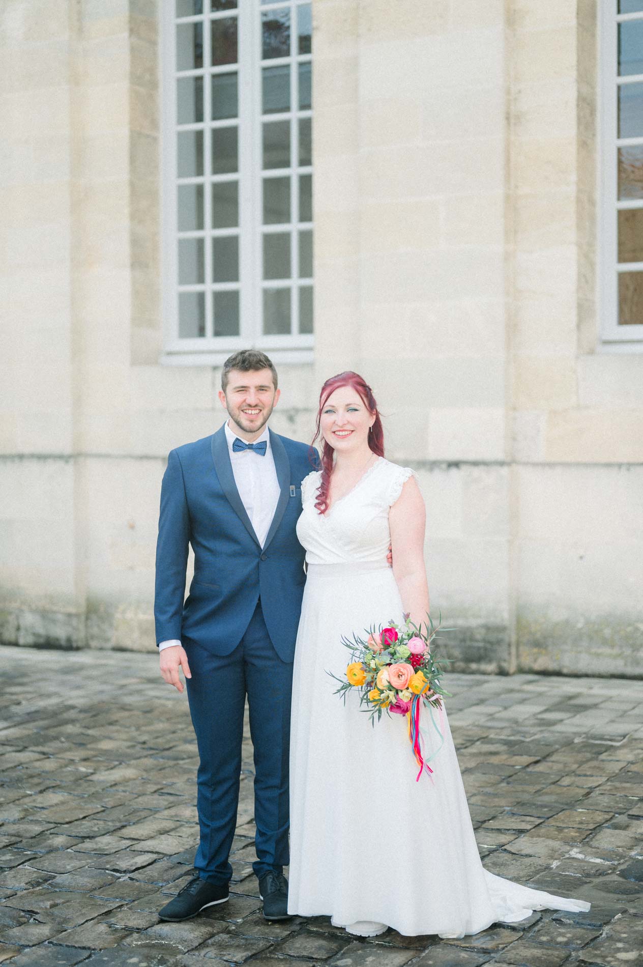 Mariés côte à côte sur les pavés de la cour de la mairie de Bordeaux