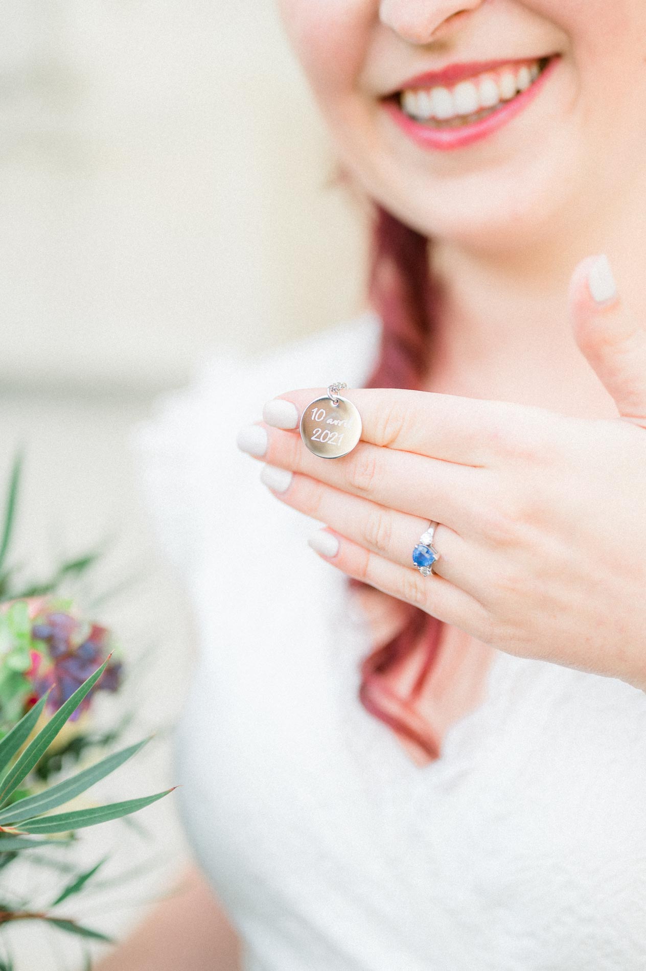 Mariée souriante montrant sa bague de fiançailles et sa bague ancienne