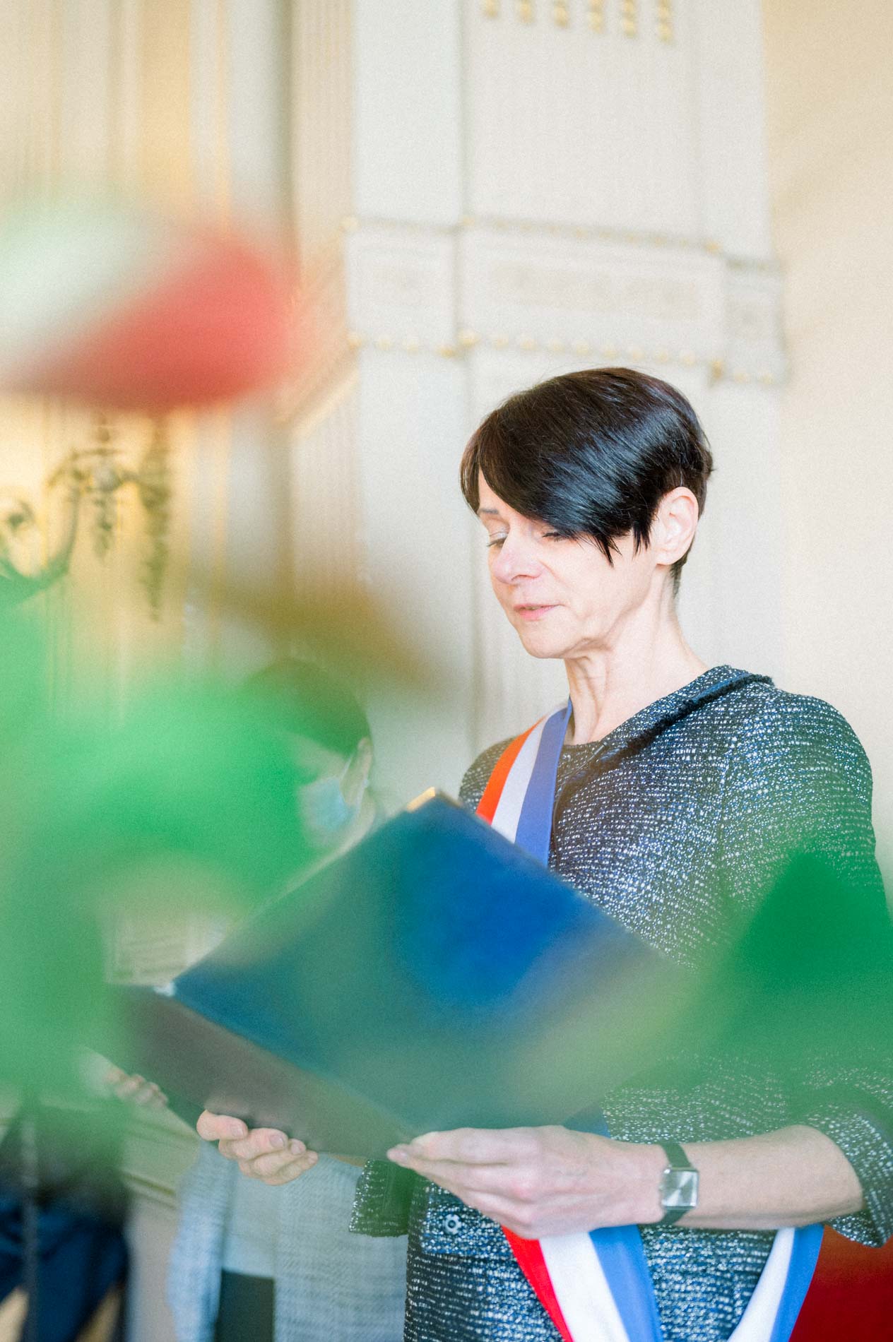 Élue en écharpe tricolore lisant l'acte pendant le mariage civil