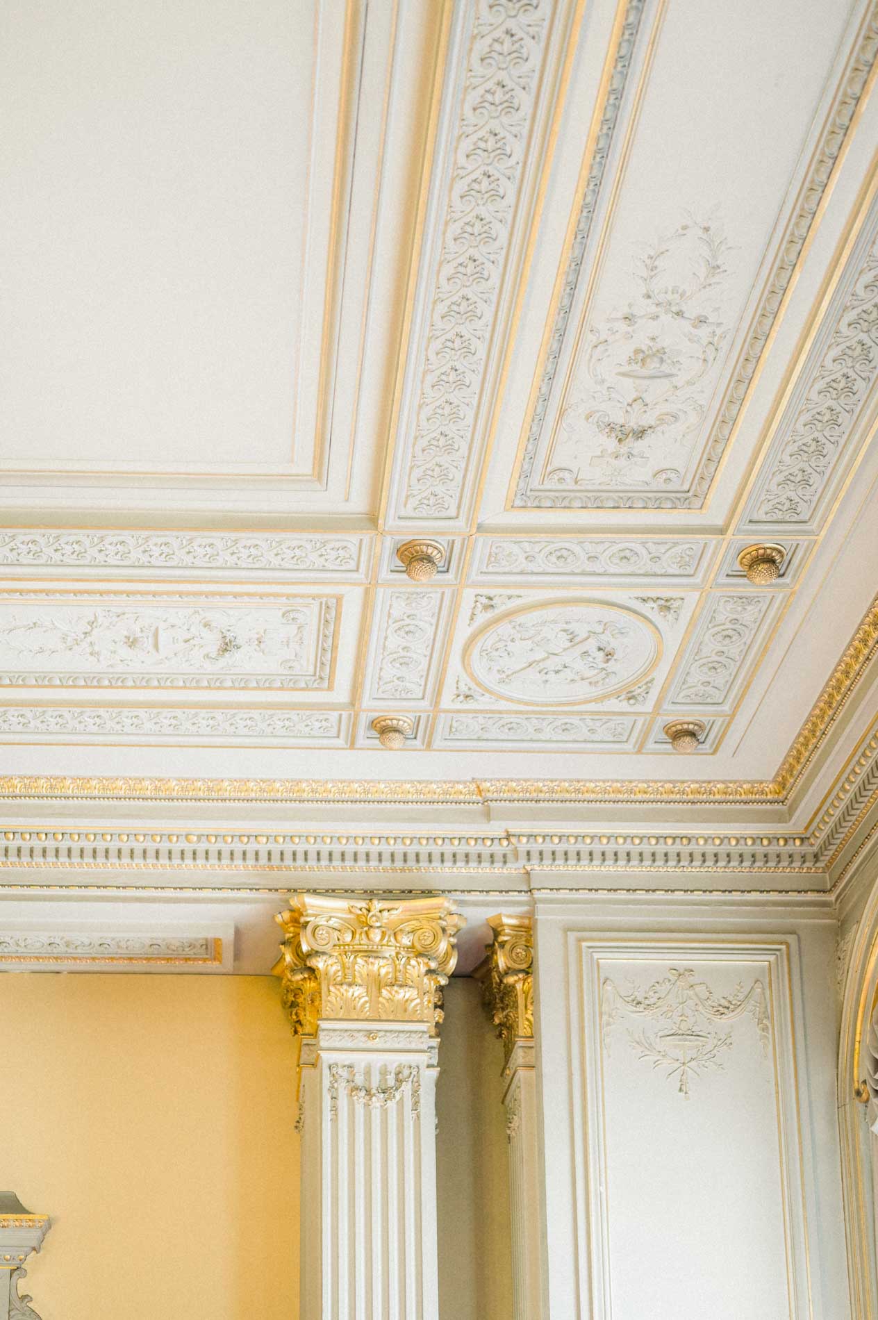 Plafond à moulures et chapiteau doré de la salle des mariages