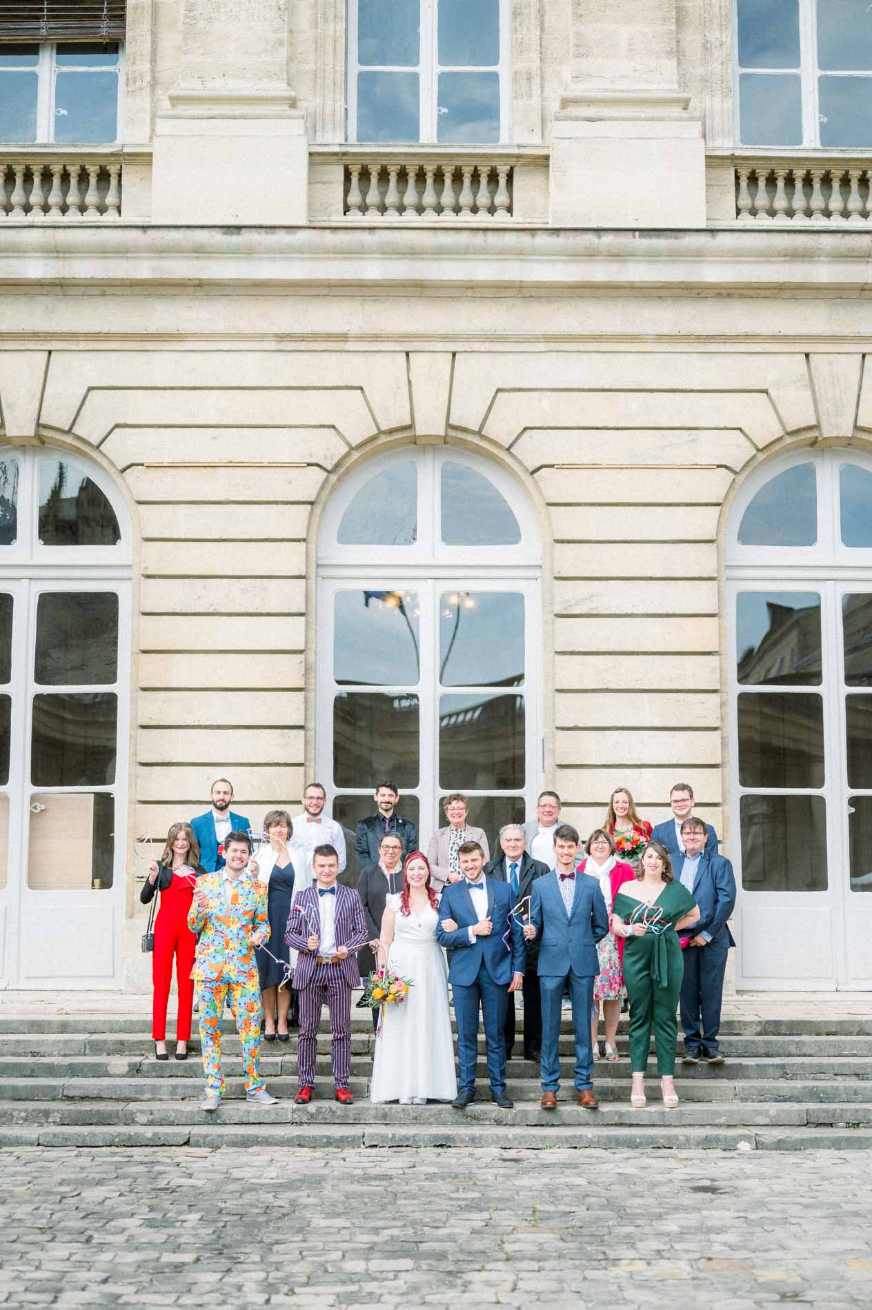 Photo de groupe des invités sur les marches de la mairie de Bordeaux
