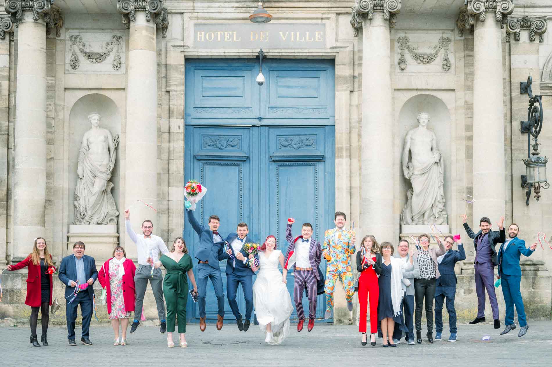 Tiffa et Geo et leurs invités, bras levés devant la mairie de Bordeaux