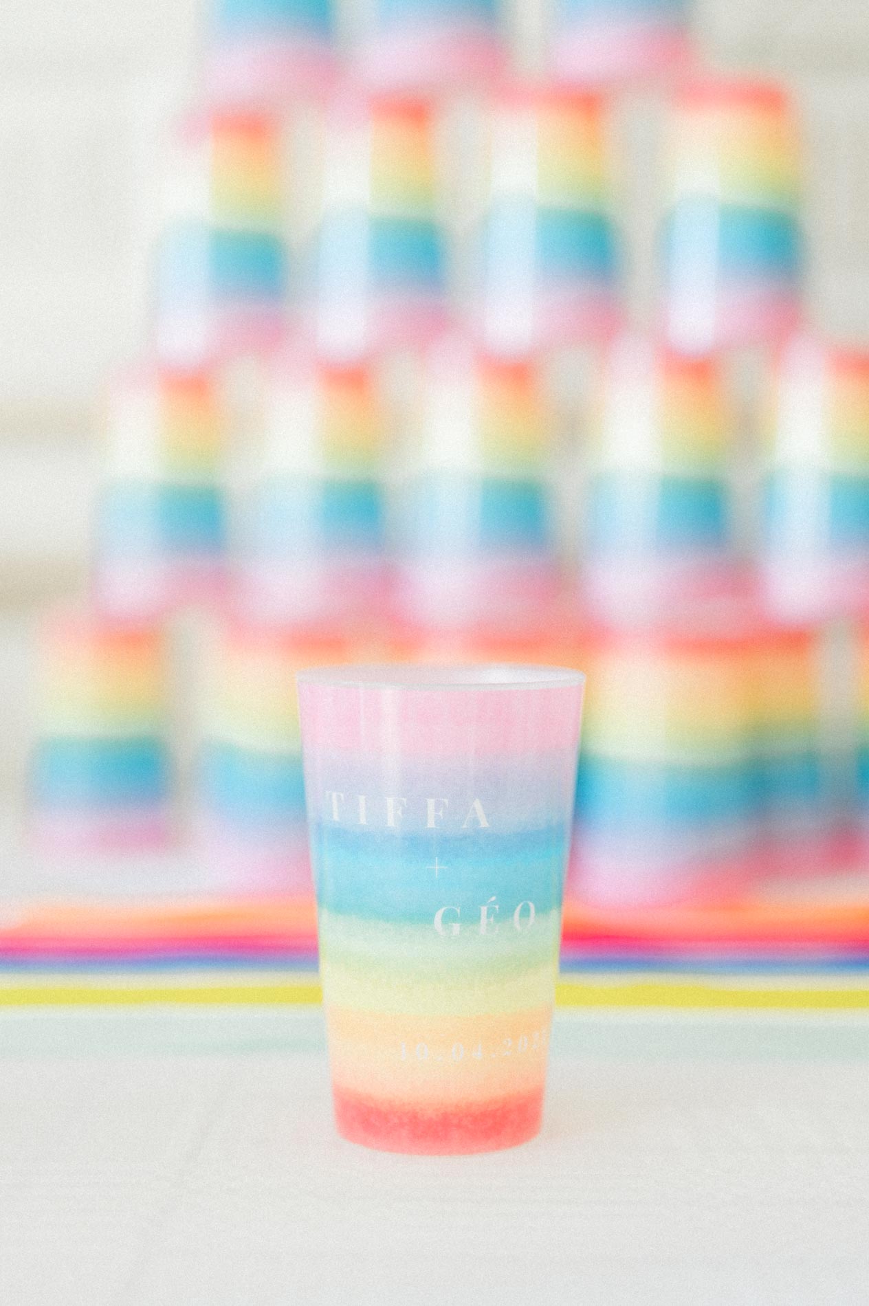 Gobelets aux couleurs arc-en-ciel personnalisés empilés sur le buffet
