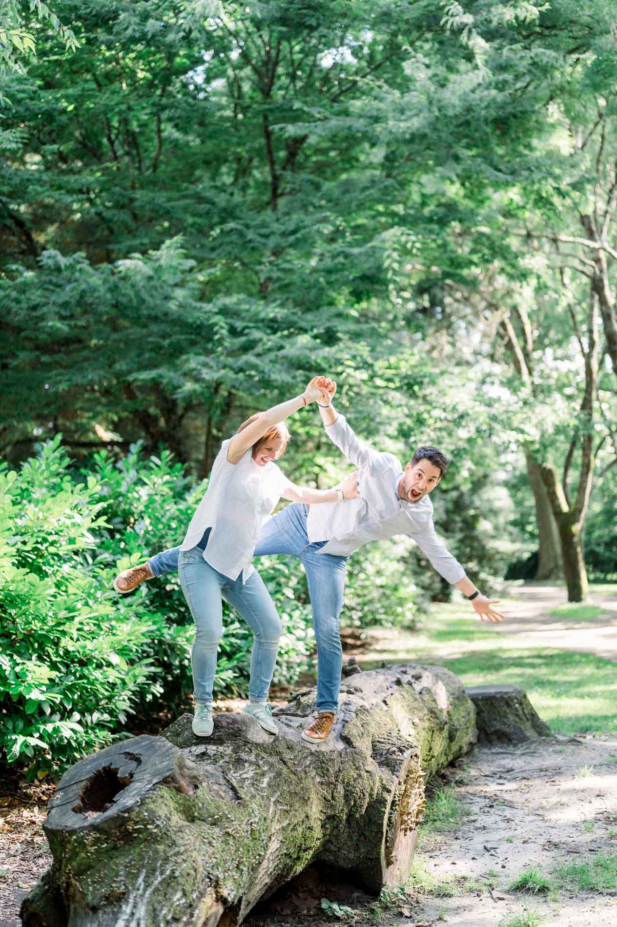 Futurs parents jouant en équilibre sur un tronc d'arbre au Parc Bordelais
