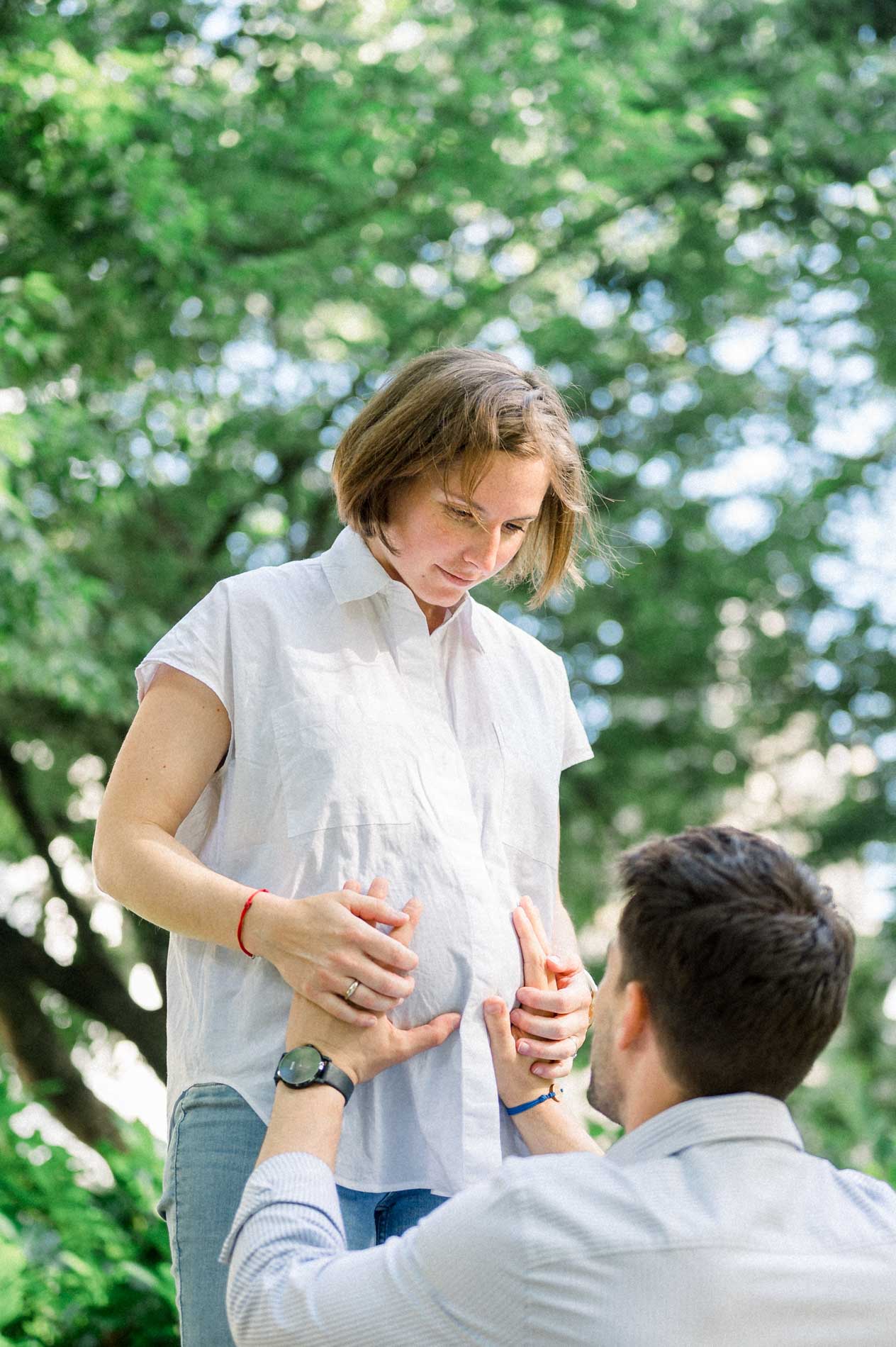 Futur papa posant les mains sur le ventre de sa compagne enceinte