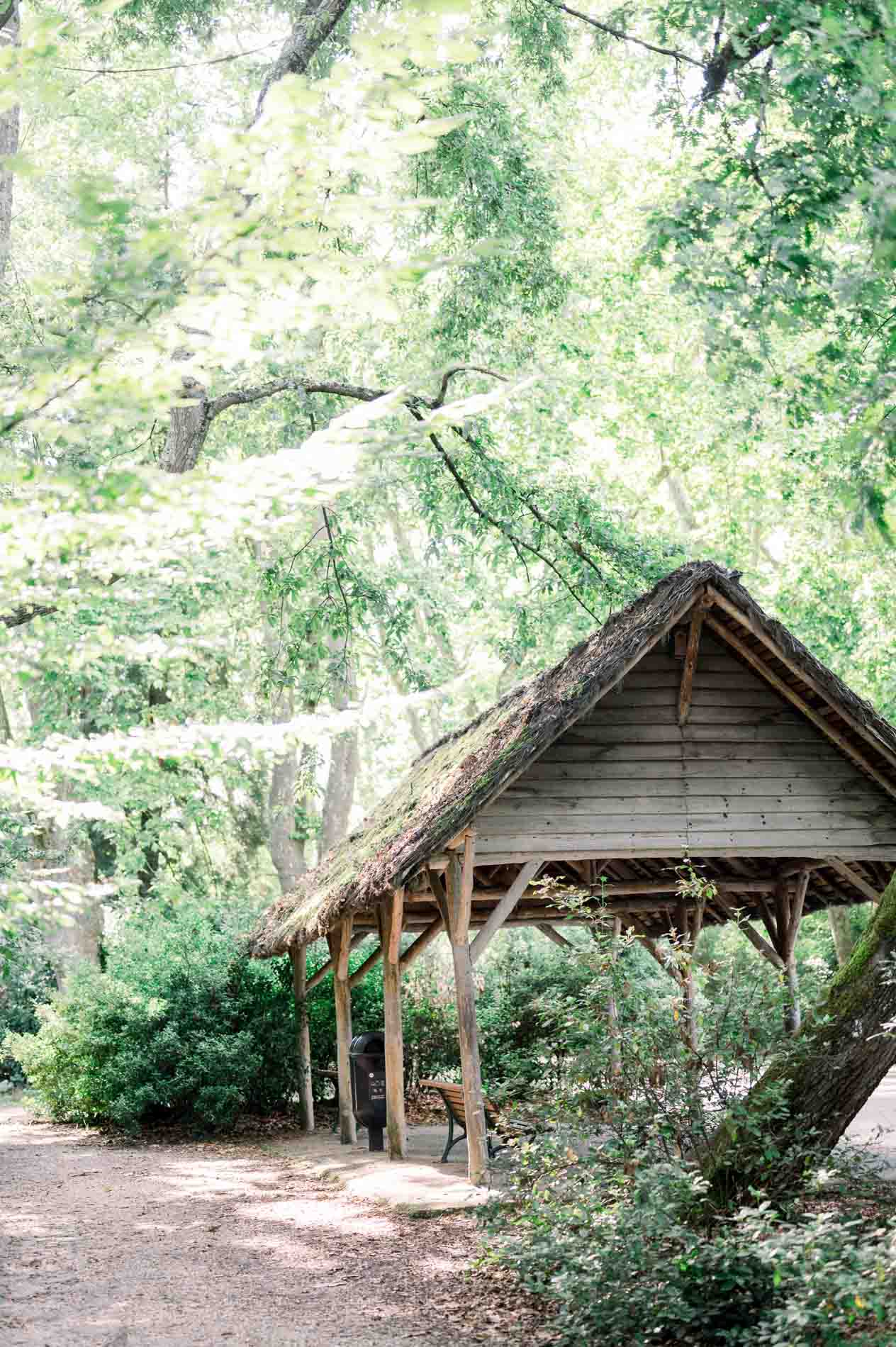 Abri en bois rustique sous les arbres du Parc Bordelais