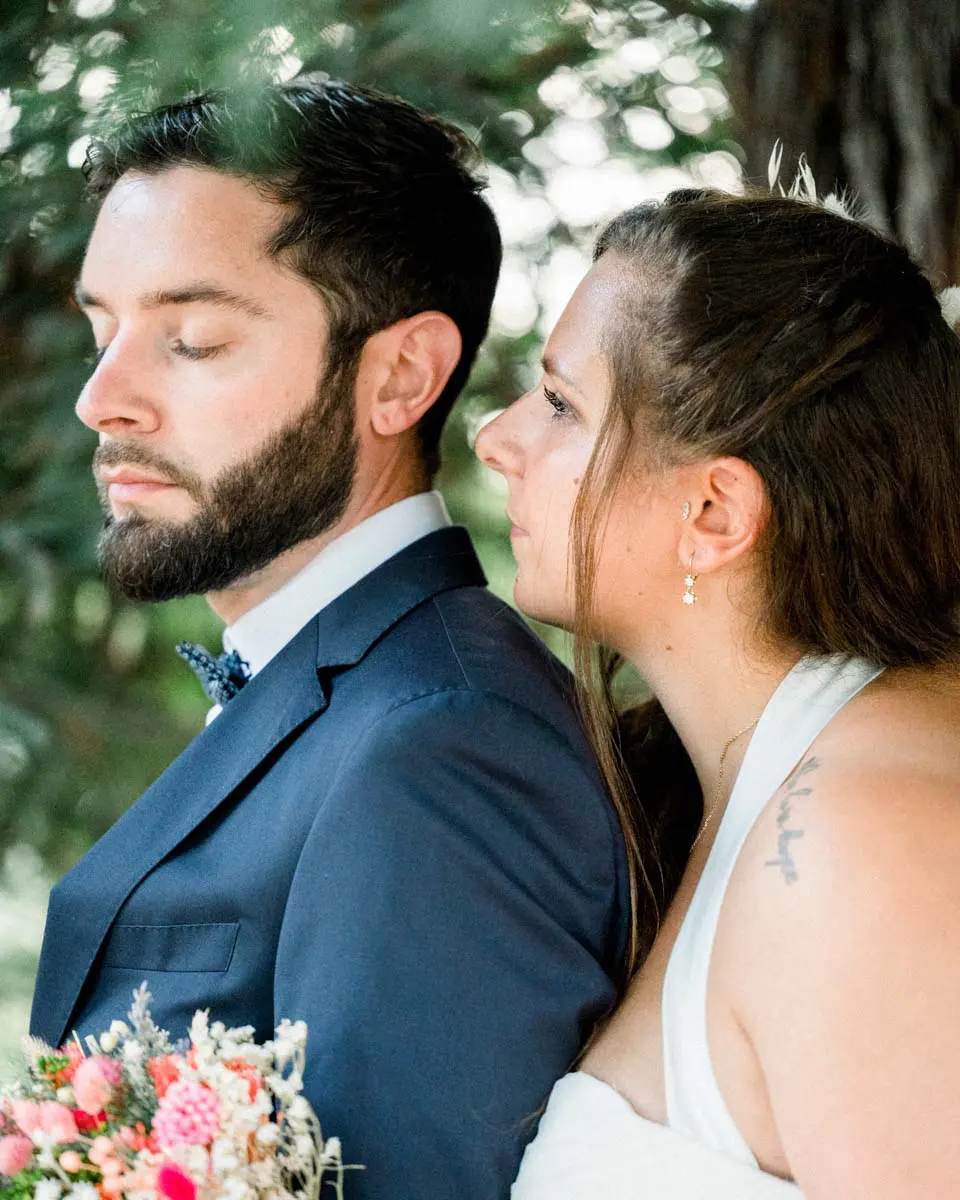 Elise et Jérôme tendrement rapprochés, yeux fermés, au Parc Majolan