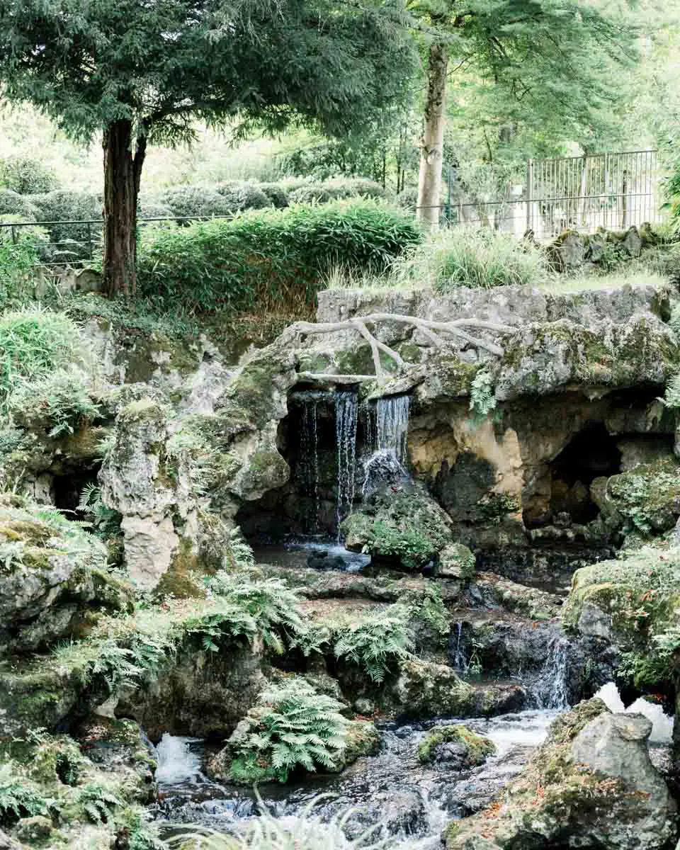 Cascade et rocailles au milieu de la végétation du Parc Majolan