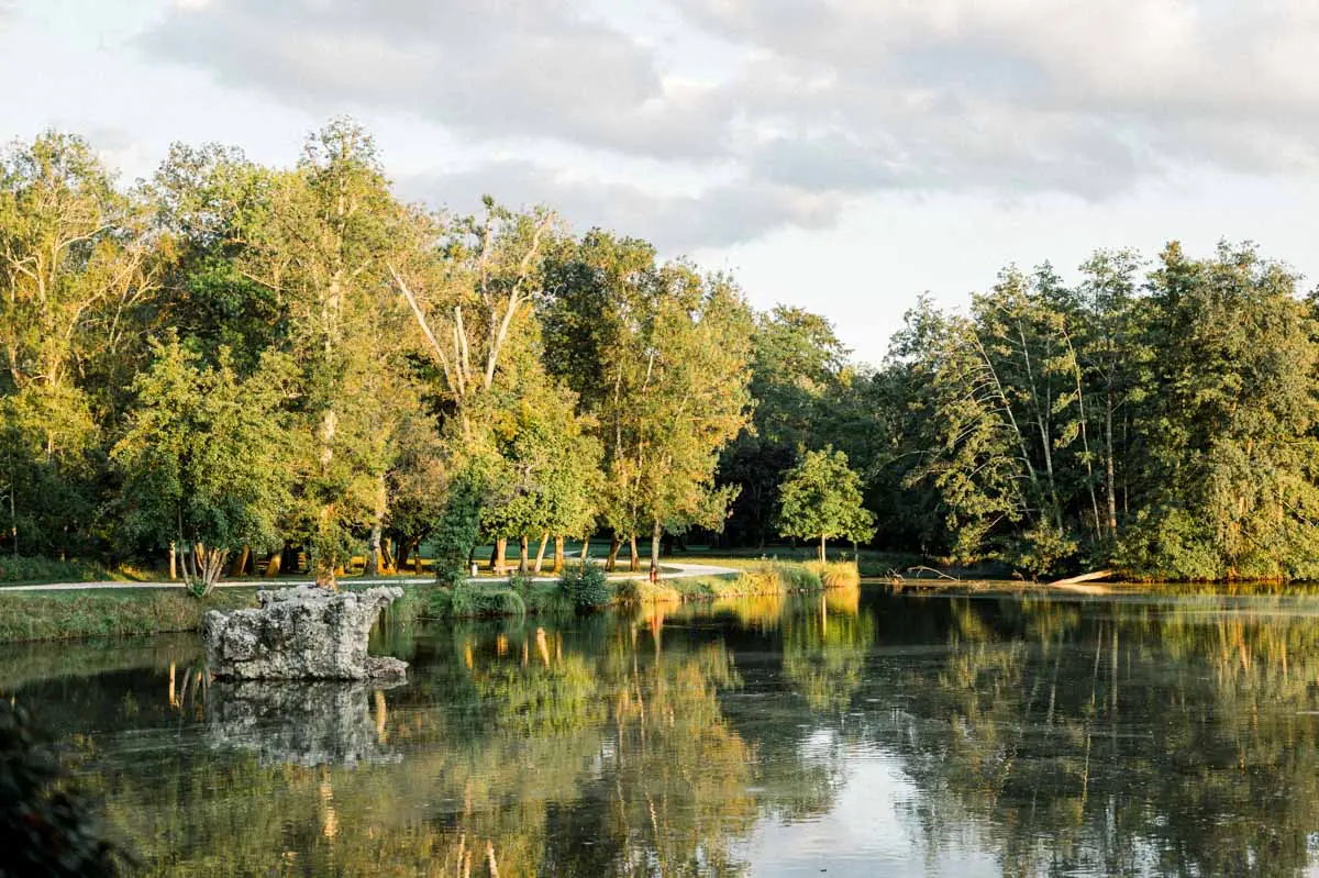 Le lac du Parc Majolan et ses arbres se reflétant dans l'eau