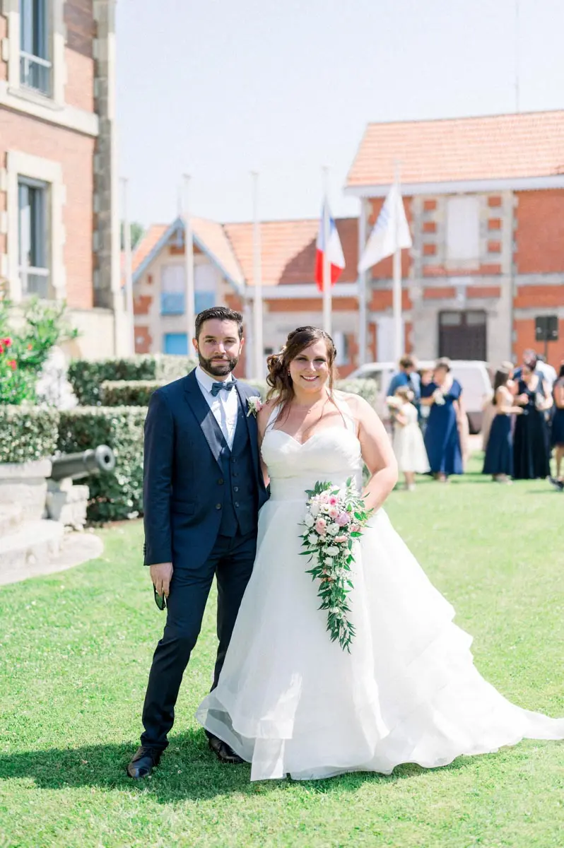 Elise et Jérôme posent sur la pelouse devant la mairie de Soulac-sur-Mer