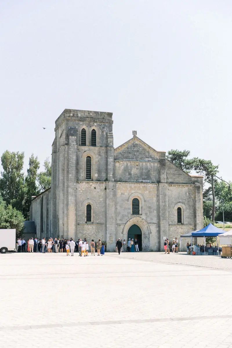 Les invités devant la basilique Notre-Dame-de-la-fin-des-Terres à Soulac-sur-Mer