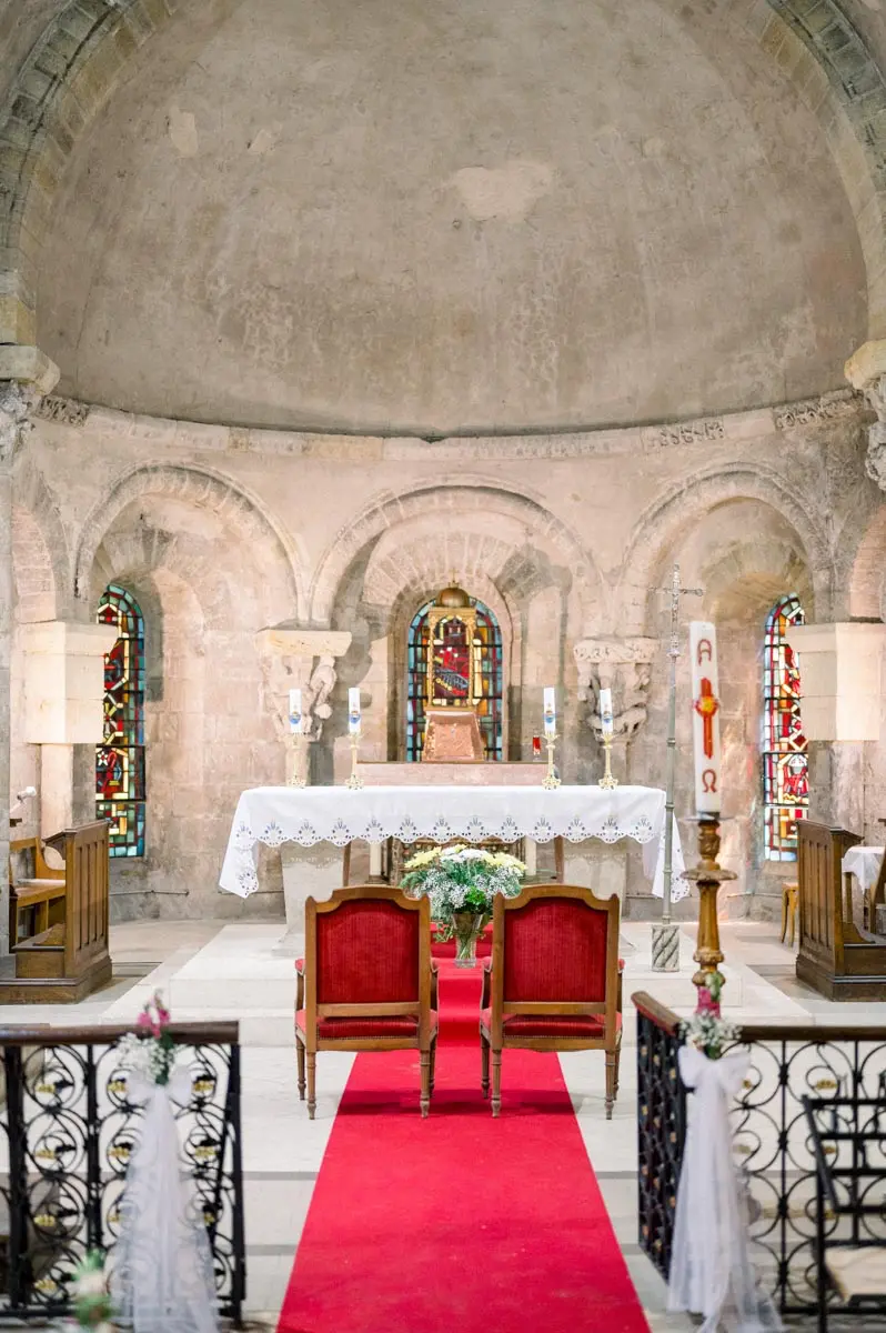 Chœur de la basilique Notre-Dame-de-la-fin-des-Terres prêt pour la cérémonie, tapis rouge