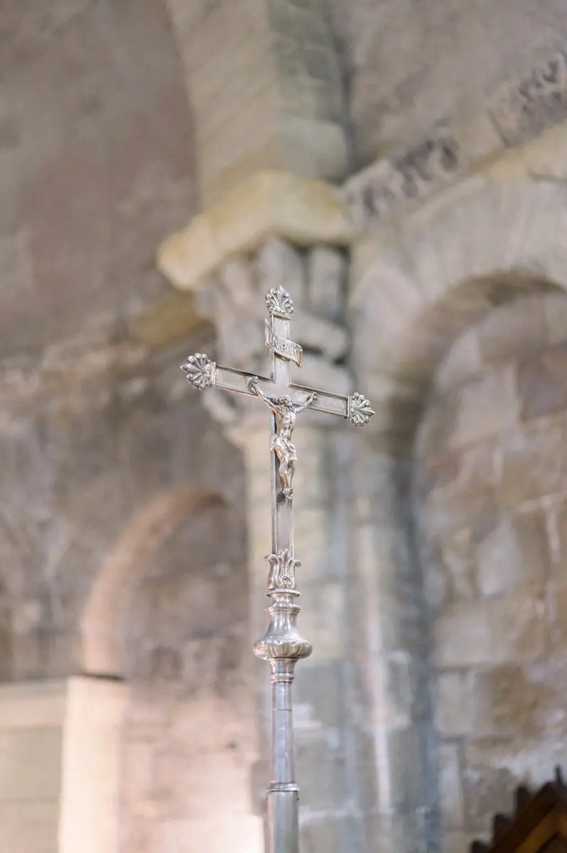 Croix de procession devant les colonnes de pierre de la basilique de Soulac