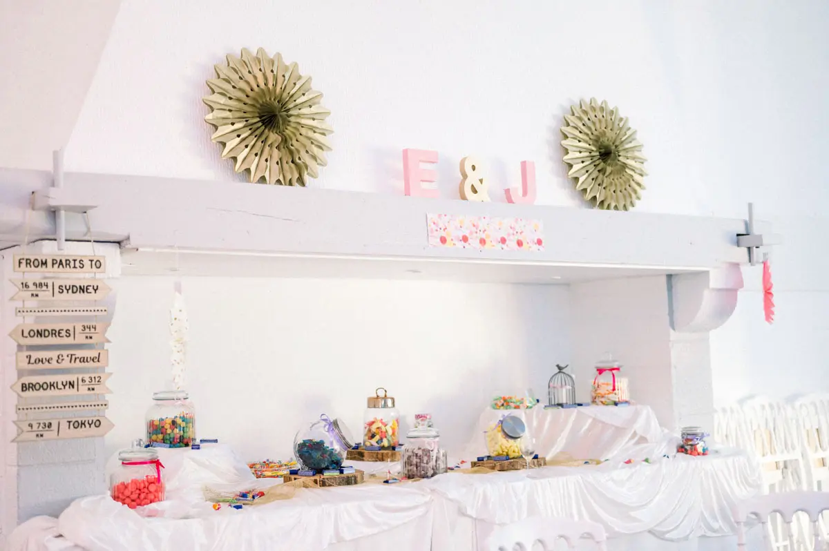 Buffet de bonbons et rosaces dorées dans la salle de réception du Domaine de Cordet