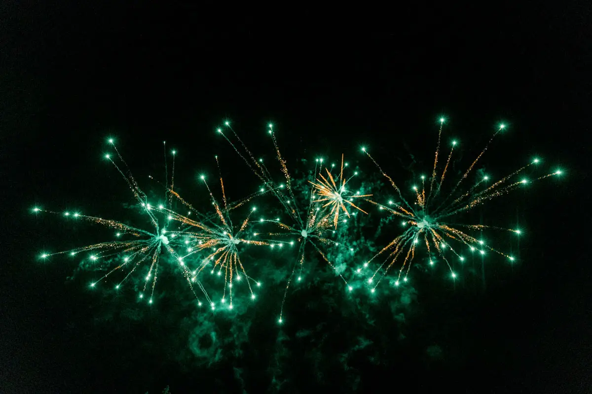Feu d'artifice vert illuminant le ciel nocturne pendant la soirée de mariage