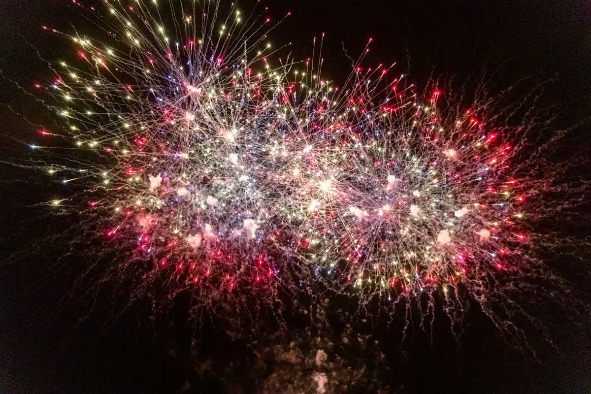 Bouquet final rouge et doré du feu d'artifice au-dessus du Domaine de Cordet